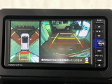 【パノラマモニター】 上から見下ろしたような映像が、運転の不安を軽くします。