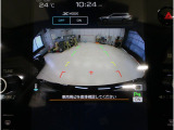 後方映像を11.6インチディスプレイに表示し、ステアリング連動ガイドラインが駐車をサポート。さらに後退時はリヤ4センサーが障害物を検知し、必要に応じてブレーキが作動します。