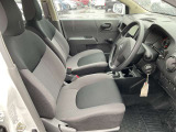 運転席まわりです。実際に座ってみて、乗り心地を体験してみてください,視界も良好です