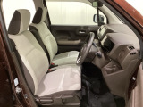 女性でも運転がしやすいように、シートの高さ調整機能(シートリフター)がついています。運転席と助手席の間が空いている為、助手席側への移動がスムーズです。交通量の多い道でも助手席側から乗り降りができます。