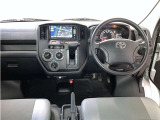 運転席周りのレイアウトをご覧ください。ナビゲーションが綺麗に装着されすっきり収まってますね!