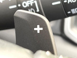 【パドルシフト】ハンドルから手を離さずに素早くシフトアップ&ダウンができるので、エンジンブレーキを使う下り坂や高速道路の合流で加速したい場面で役立ちます。