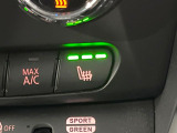 ●フロントシートヒーティング:運転席・助手席共に三段階で調節が可能なシートヒーターを装備しております。季節を問わず快適にご使用いただけます。