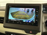 リバースギアに入れるだけで後方の表示へ切り替わります。夜間や雨の日の駐車も楽になりますよ。
