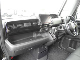 ★助手席周辺★ダッシュボードに収納量豊富なBOXがあり、いつもすっきりとした車内!ほしい場所にちょうど良い収納を備えています。大きなフロントガラスによって見晴らしも良く快適な座り心地となっております!