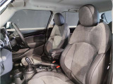 MINIの少し硬めのシートは乗り降りもしやすく、長距離ドライブでも疲れにくいように設計されております!