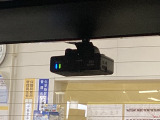 後方にもドライブレコーダーのカメラが付いています。前後両方でお車の周りを監視・記録いたします。