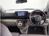 デザインもよく、居心地のよい運転席ですね。分かりやすいスイッチ類ですから操作もしやすく運転をサポートします。ぜひご来店いただき、実際にお座りいただいてステアリングを握ってみてください!