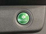 ECON モードをON にするとアクセルペダルの動きに対するエンジンの反応とエアコンの制御を切り換えることで、燃費のいい運転をするドライバーがペダルを踏んだ時と同じようにエンジンを制御します。