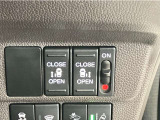 【リア両側パワースライドドア】リモコンなどで自動開閉。Hondaスマートキーを携帯していれば、軽い力で解錠とドアオープンが行えます。半ドア状態まで閉めると、自動的に全閉する機能付き。