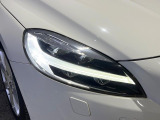 【LEDヘッドライト】明るく眩しいハイビームを先行車や対向車に照射しないオートハイビームを備えたLEDヘッドライト。北欧神話に登場するトールハンマーをモチーフにした、一目でボルボとわかるデザイン。