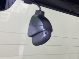 後方にもドライブレコーダーのカメラが付いています。前後両方でお車の周りを監視・記録いたします。
