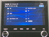 CDやUSB、Bluetoothなど、多彩なソースに対応。お気に入りの音楽を車内で楽しめます。快適なドライブのお供に最適です。