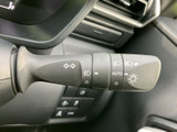 操作しやすい位置に配置されたウインカーレバーは、スムーズな車線変更をサポートします。直感的に操作できる設計です。