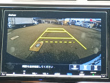 バック駐車が苦手な方や、初めてのお車で不安な方も安心。後方の映像をナビ画面に表示するため、周囲を確認しながらスムーズに駐車できます。