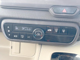 【オートエアコン】一度お好みの温度に設定すれば、車内の温度を検知し風量や温度を自動で調整。暑い&hellip;寒い&hellip;と何度もスイッチ操作をする必要はありません。快適な車内空間には必須の機能ですね♪