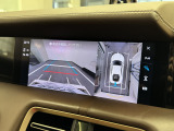 サラウンドビューモニターは、車両周囲のカメラ映像を合成し、上から見たように表示して駐車や安全確認を支援する機能です。