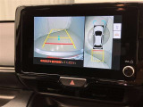 車庫入れなど後進運転時に死角をモニターで確認ができて安全です♪ ステアリング操作の参考になるガイド線も表示しますので車庫入れがニガテな方も安心ですネ!