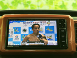 停車中には、地上デジタル放送をお楽しみいただけます。ニュースや番組をチェックして、快適な時間を過ごしませんか。待ち時間も有効活用できます。