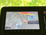 停車中に楽しめるTV機能。ニュースや番組で、待ち時間を有効活用できます。移動の合間に情報収集やリラックスタイムを。※安全運転を心がけてください。