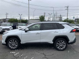 【純正アルミホイール】です!車両デザインに合わせてホイールをデザインしているため、見た目にもカッコイイアルミホイール♪洗車もラクチンで錆びません。