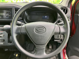 握りやすいステアリングで、快適なドライビングを実現。操作性にも優れ、運転中の疲労を軽減します。ハンドリングもスムーズで、運転が楽しくなります。