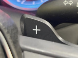 【パドルシフト】ハンドルから手を離さずに素早くシフトアップ&ダウンができるので、エンジンブレーキを使う下り坂や高速道路の合流で加速したい場面で役立ちます。