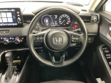 【ハンドル】運転にかかわる様々な操作を安全に行えるように視点移動が少なく操作性に配慮されたスイッチ類が凝縮されたコックピットです。