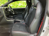 視界の良い運転席は、運転操作をスムーズに行えます。シートの形状も工夫されており、長時間の運転でも疲れにくい設計です。