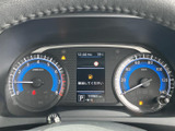 視認性の高いメーター類で、運転に必要な情報をしっかり把握できます。速度や回転数、燃費などを一目で確認できるので、安全運転に繋がります。