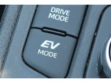 EVドライブモードで、エンジン音や排気ガスを気にすることなく走れます。早朝・深夜や屋内の駐車場などで重宝しますよ♪