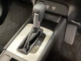 「e:HEV」搭載車です。日常シーンのほとんどをモーターで走行し、高速クルージングなどモーターよりもエンジンの方が効率が良い領域はエンジンで走行、あらゆる領域で優れた燃費走行を実現します。