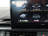 スマートフォンとAudiをUSBケーブルを介し接続。AppleのCarPlayやAndroid Autoのアプリを通じて、スマートフォンのコンテンツをMMIディスプレイに表示します。