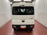 跳ね上げ式バックドアなので、雨天時の荷物の出し入れの際も濡れにくいです。