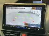 リバースギアに入れるだけで後方の表示へ切り替わります。夜間や雨の日の駐車も楽になりますよ。