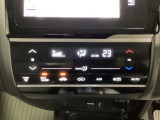 オートエアコンがついてますので、簡単操作で快適に過ごせます。リア熱線のスイッチの中に、雪道に対応したサイドミラーヒーターも入っています。