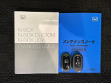 スマートキーは鍵をバッグに入れたままでもドアロックの開閉やエンジンのON・OFFができます。夜間や雨の日も鍵を探さなくて良いので便利です。