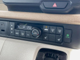 【オートエアコン】一度お好みの温度に設定すれば、車内の温度を検知し風量や温度を自動で調整。暑い&hellip;寒い&hellip;と何度もスイッチ操作をする必要はありません。快適な車内空間には必須の機能ですね♪