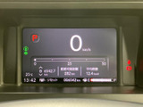 視認性の高いメーターで、運転に必要な情報を的確に把握できます。様々な情報を表示するディスプレイも搭載し、運転をサポートします。