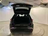 バックドアを上げた状態です。シートのアレンジ次第で荷室のスペースが広くなります!用途に合わせて快適な室内を!