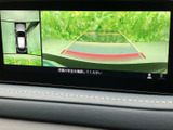 駐車時の安全性を高めるバックモニター。狭い場所でも安心して駐車できます。ガイドライン表示で、距離感もつかみやすくなっています。