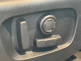 電動パワーシートですので運転中のシート調節も安全に行えます。微調整も可能ですのであなただけのドライビングポジションを実現します。