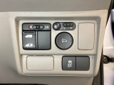 左側電動スライドドアは運転席から操作ができるよう、操作スイッチが付いています。VSA(ABS+TCS+横滑り抑制)解除スイッチも装備しています。