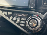 【オートエアコン】一度お好みの温度に設定すれば、車内の温度を検知し風量や温度を自動で調整。暑い&hellip;寒い&hellip;と何度もスイッチ操作をする必要はありません。快適な車内空間には必須の機能ですね♪
