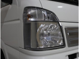 ハイビームアシスト付オートライト☆暗くなったら自動で点灯、エンジンを切れば消灯します。また、先行車や対向車のライトを認識し、ハイビームとロービームを自動で切り替え、夜道の視界を確保します。