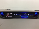 デジタル表示のスピードメーターとタコメーターを大きく配した見やすいメーター部になっています。左側のインフォメーション画面でオドメーターや燃費などの情報を確認できます。