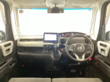 【前方視界】開放的な前方視界!運転がしやすく疲れにくいです♪窓が大きく、見通しがとっても良いおクルマですよ♪