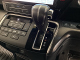 CVT車のセレクトレバーです。低速から高速まで、変速ショックのないスムーズな走りを実現するとともに、エンジン効率のよい領域を維持することで燃費にも貢献します。