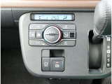 オートエアコンを装備しておりますので、四季を通じて車内を快適な温度に保つことが出来ます!高級感が有りますね!