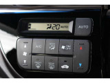 フルオートエアコンを装備。車内の温度設定だけでなくPM2.5にも対応した高性能集塵フィルターも装備しており車内はいつも快適空間♪